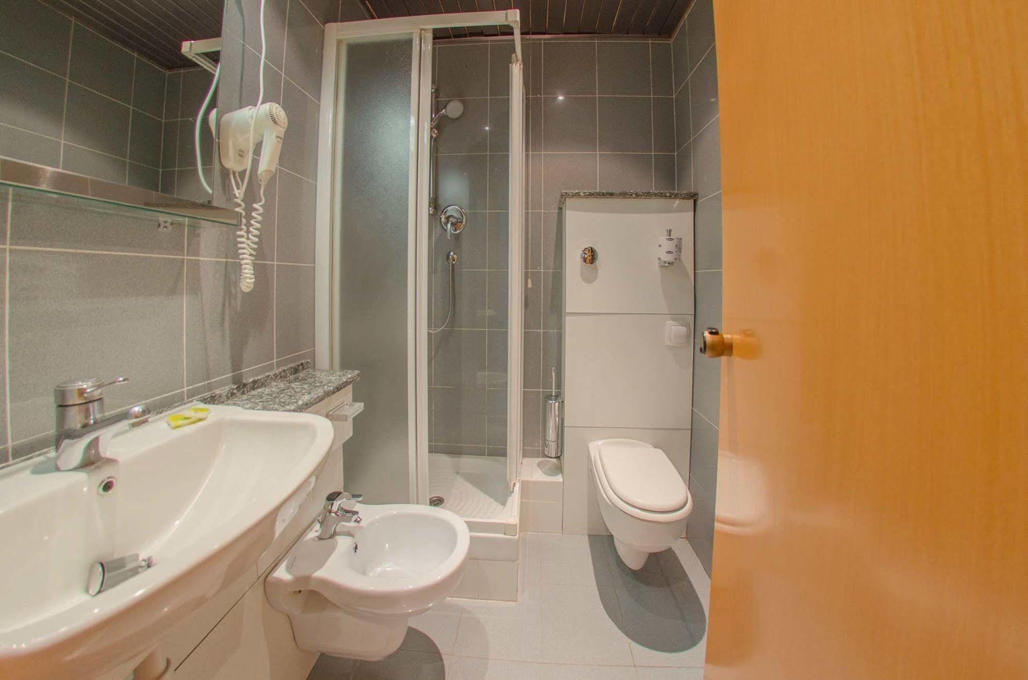 Residenza Adelaide Aparthotel Finale Ligure Exteriör bild